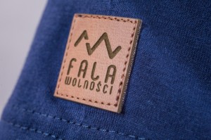 koszulka-fala-wolnosci-granatowa-08