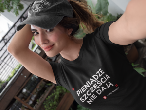 selfie-mockup-of-a-beautiful-girl-wearing-a-t-shirt-and-a-hat-outdoors-a17048 (2)