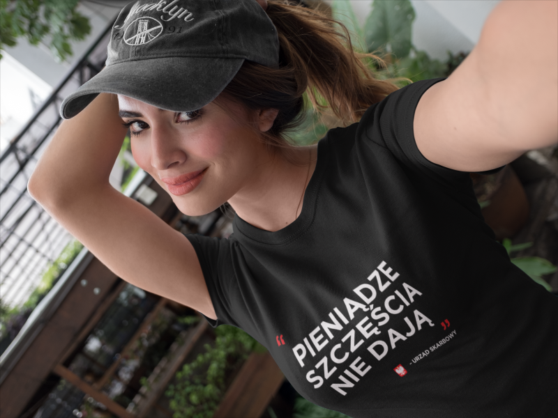 selfie-mockup-of-a-beautiful-girl-wearing-a-t-shirt-and-a-hat-outdoors-a17048 (2)